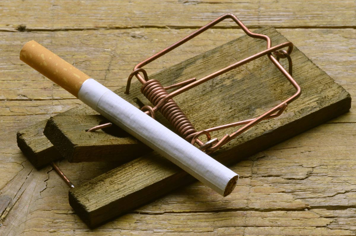 A mouse trap uses a cigarette as bait to illustrate the dangers of smoking.